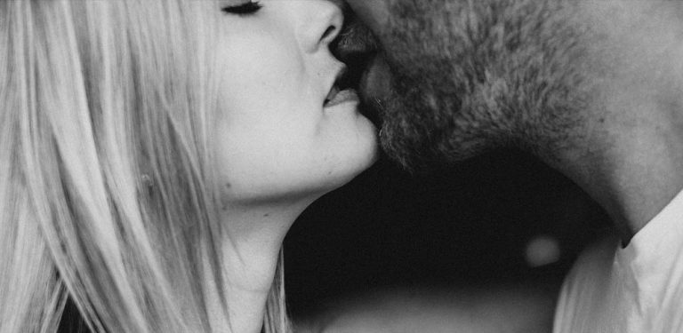 Beijo entre homem e mulher - sexo casual