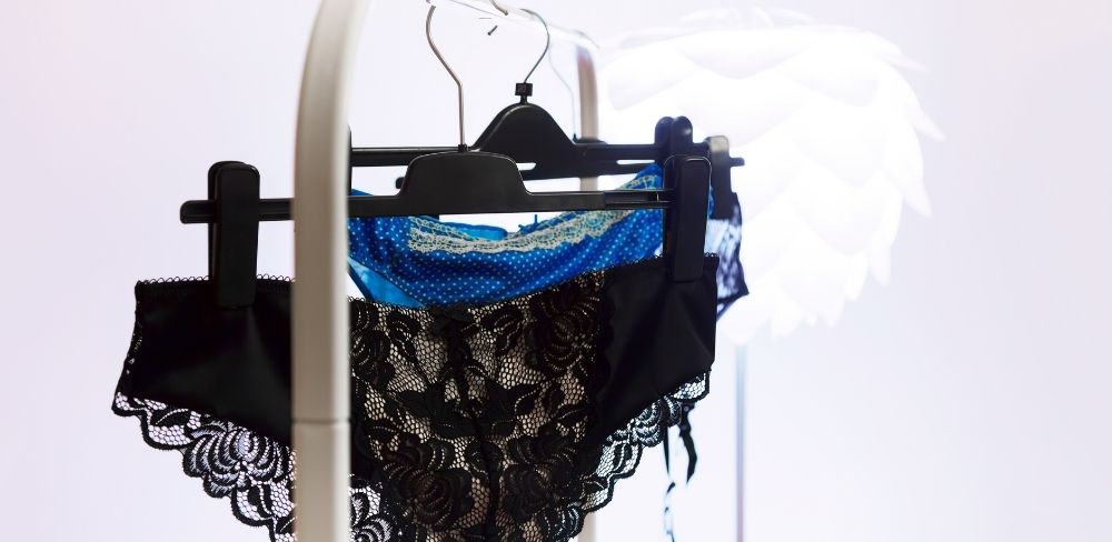 Lencería colgada, bragas de encaje negro y bragas de encaje azul