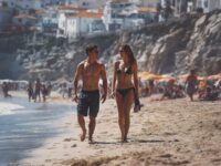 Marés de Desejo: Um Conto Erótico na Praia